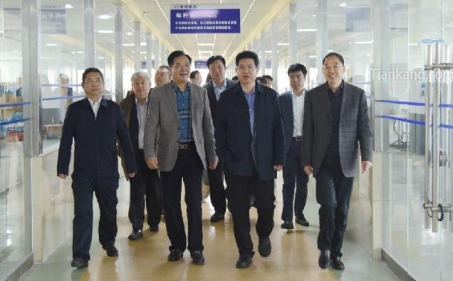 江蘇省安徽商會(huì)會(huì)長、蘇寧環(huán)球集團(tuán)董事長張桂平 江蘇省安徽商會(huì)會(huì)長、蘇寧環(huán)球集團(tuán)董事長張桂平